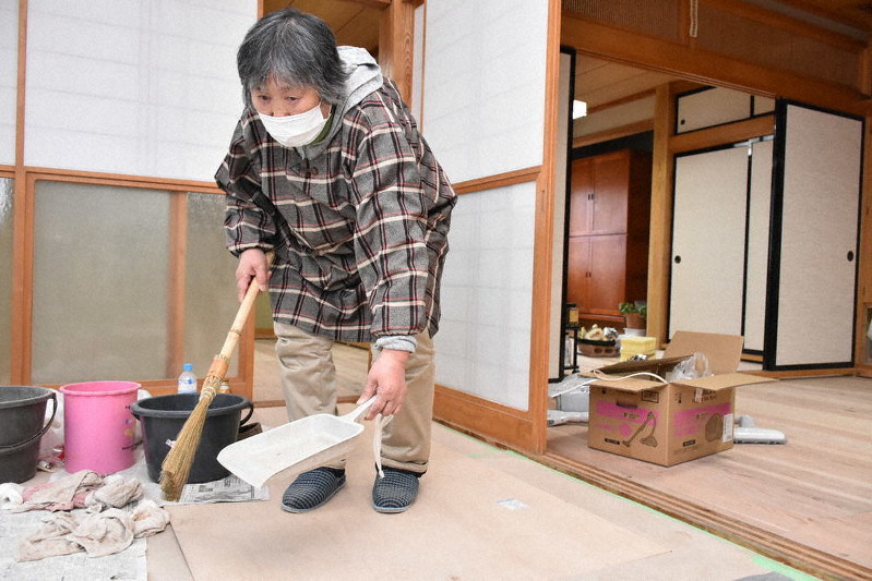 内水氾濫で浸水した自宅を片付ける福田和子さん=岩手県山田町で2月27日、日向米華撮影