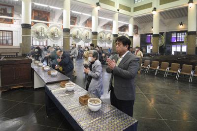東京大空襲から７５年となり、東京都慰霊堂で焼香する人たち。新型コロナウイルスの影響で「例年の数分の１の少なさ」（都慰霊協会）だった＝東京都墨田区で１０日午前１１時１８分、丸山博撮影