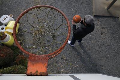 鈴木典行さんの実家に残しているバスケットゴール。大川小６年の時に東日本大震災の津波で亡くなった次女真衣さんと練習をした思い出の場所＝宮城県石巻市で２０１９年１２月、和田大典撮影