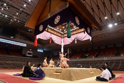 無観客の中で土俵入りをする白鵬＝エディオンアリーナ大阪で２０２０年３月１１日、山田尚弘撮影