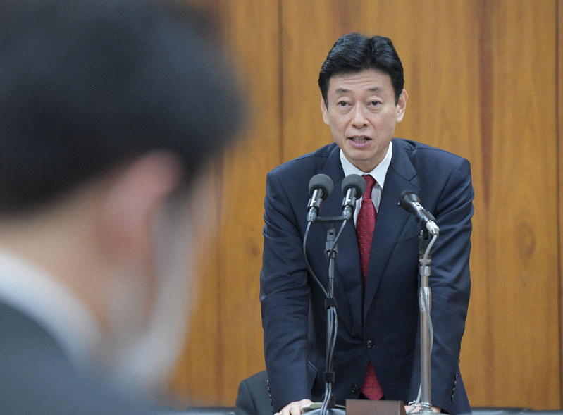 衆院内閣委員会で新型コロナウイルス感染症を新型インフルエンザ等対策特別措置法の対象とする同法改正案について提案理由を説明する担当の西村康稔経済再生担当相。左手前はマスクをして臨む議員=国会内で2020年3月11日午前9時3分、川田雅浩撮影