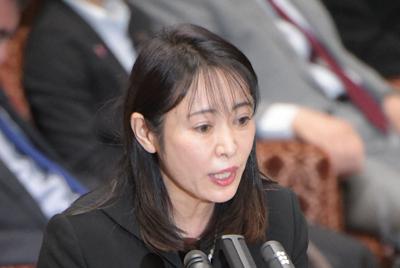 参院予算委員会で、東京電力福島第1原発事後、福島地検いわき支部の検察官が市民より先に避難したとする自身の答弁について弁明する森雅子法相＝国会内で2020年3月11日、川田雅浩撮影