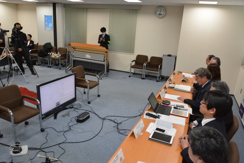 新型コロナウイルスの感染を防ぐため、労働組合の説明は会場に記者を集めずにオンライン上で質疑を交わすリモート型の記者会見で行われた=東京都中央区の金属労協本部で11日(代表撮影)