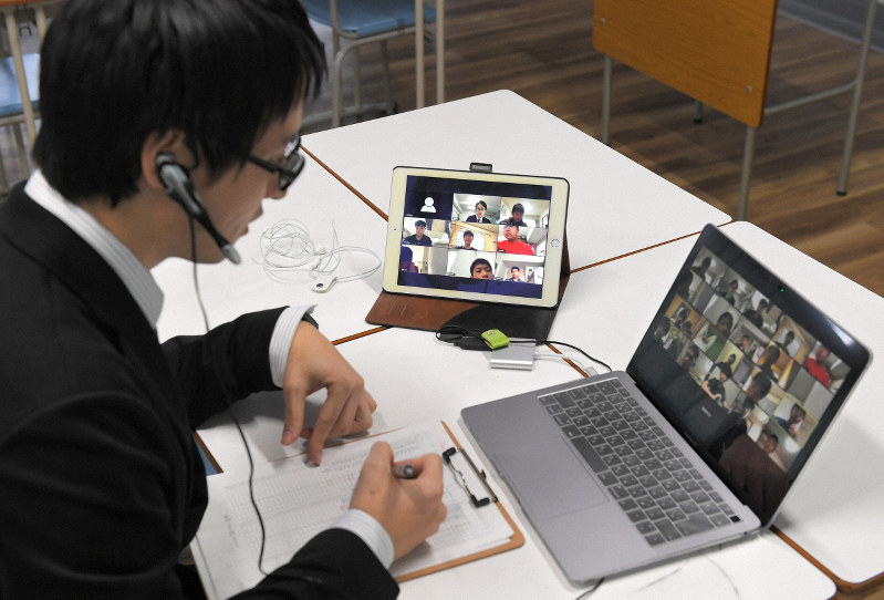 オンラインで生徒とホームルームをする教員。遠隔授業やネット教材などで、子どもがパソコンやタブレット端末を使う時間が増えている=静岡市駿河区の静岡聖光学院中・高で2020年3月4日、手塚耕一郎撮影
