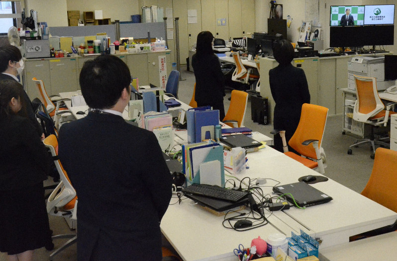 新型コロナウイルスの感染対策のため、モニターで原子力規制委員会委員長の訓示を聞く原子力規制庁職員=東京都港区の同庁で2020年3月11日午後2時11分、荒木涼子撮影