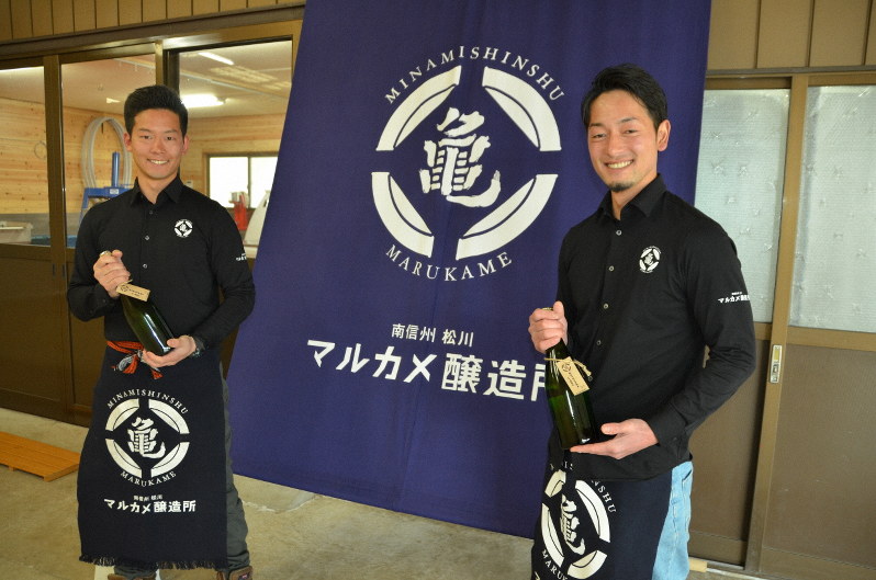 「『松川町といえばシードル』と地域を盛り上げたい」と意気込む北沢毅さん(左)、寛さん兄弟=松川町大島のマルカメ醸造所で2020年2月29日午後2時30分、錦織祐一撮影