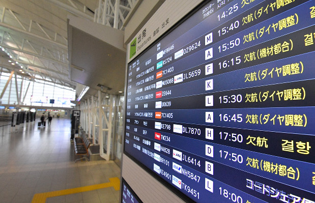 中国と韓国からの入国規制が始まり、人影もまばらな福岡空港国際線出発ロビー。出発便の案内にも「欠航」の表示が目立つ=福岡市博多区で20年3月9日、森園道子撮影