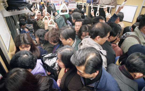超満員の電車=神戸市中央区の北神急行電鉄