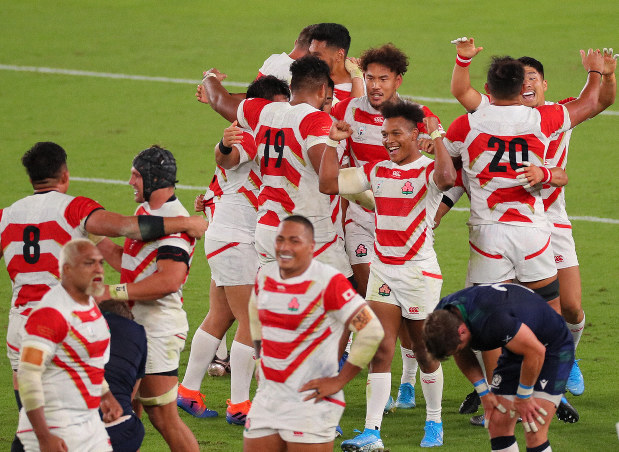 ラグビーのW杯で、「ワンチーム」を掲げてスコットランド戦に勝利し喜ぶ日本代表の選手たち=横浜・日産スタジアムで2019年10月13日、長谷川直亮撮影