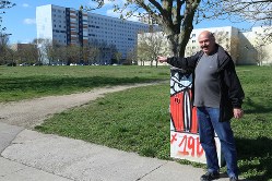 東独時代にマンションがあった場所を指さすエアフルト近郊アムローテンベルク地区長のロルフ・シャハトさん。ラメロウ州首相は就任後、東西ドイツ統一後の急激な人口減少がもたらした課題に取り組んできた=ドイツ東部テューリンゲン州で2016年4月8日、中西啓介撮影