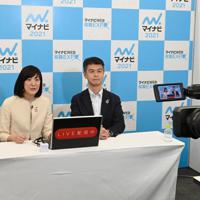 インターネットを使ったライブ配信で企業の紹介などをするためカメラに向かって話す採用担当者=2020年3月1日、藤井達也撮影