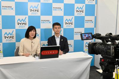 インターネットを使ったライブ配信で企業の紹介などをするためカメラに向かって話す採用担当者＝2020年3月1日、藤井達也撮影