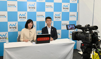 インターネットを使ったライブ配信で企業の紹介などをするためカメラに向かって話す採用担当者=2020年3月1日、藤井達也撮影