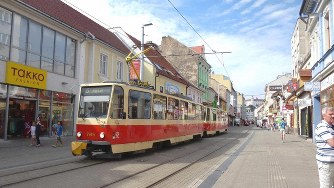 昭和のような雰囲気の残るブラチスラバ旧市街。通りの奥にブラチスラバ城が見える(写真は筆者撮影)