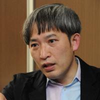 新著『踏み跡にたたずんで』について話す小野正嗣さん＝２０２０年２月２８日午後３時４２分、棚部秀行撮影