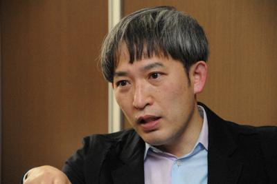 新著『踏み跡にたたずんで』について話す小野正嗣さん＝２０２０年２月２８日午後３時４２分、棚部秀行撮影