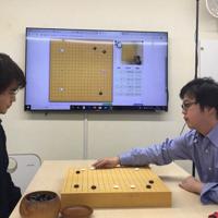 囲碁・将棋チャンネルが開発した棋譜自動入力システム。盤上のカメラが着手を認識する＝東京都千代田区の日本棋院で２０２０年３月５日午後３時４３分、丸山進撮影