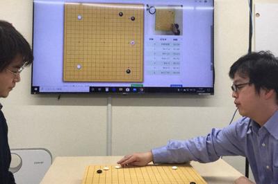 囲碁・将棋チャンネルが開発した棋譜自動入力システム。盤上のカメラが着手を認識する＝東京都千代田区の日本棋院で２０２０年３月５日午後３時４３分、丸山進撮影