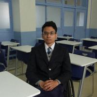 県立城北つばさ高を卒業し、ゲーム開発会社に就職するラハト・ホサインさん(18)=名古屋市北区の同高で