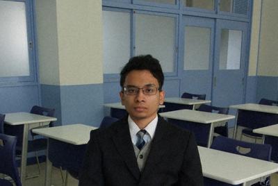 県立城北つばさ高を卒業し、ゲーム開発会社に就職するラハト・ホサインさん（１８）＝名古屋市北区の同高で