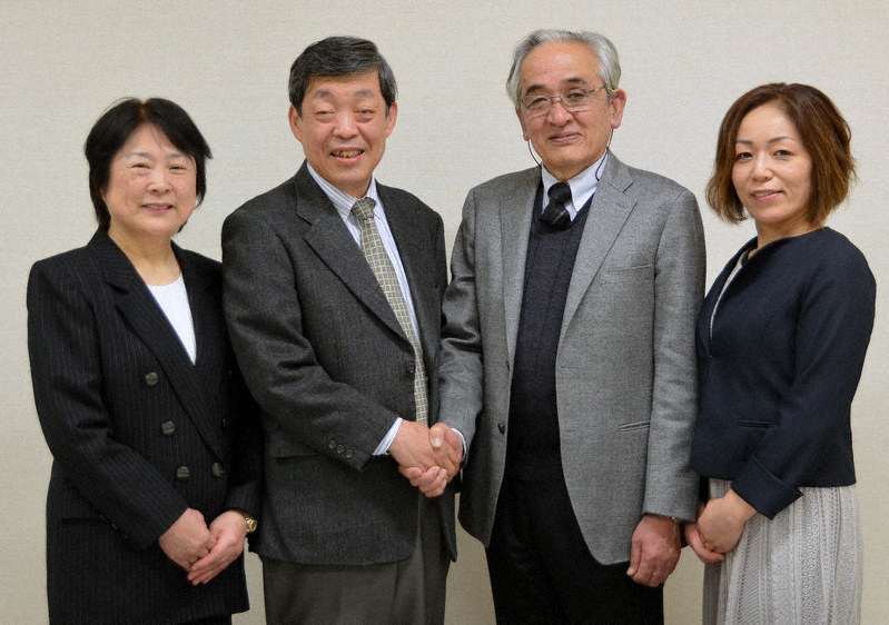 連携協定を結ぶ(右から)岡本病院の山本美鈴看護部長、余田洋右院長、ささやま医療センターの片山覚院長、山田明美看護部長=丹波篠山市黒岡の同医療センターで、丸井康充撮影
