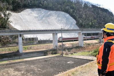 復旧工事が完了したＪＲ伯備線に隣接する斜面＝総社市で、益川量平撮影