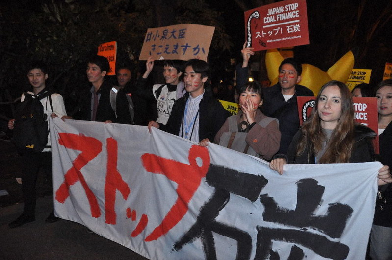 スペインでのデモで、日本の石炭火力発電に関する方針に反対する学生ら=2019年12月