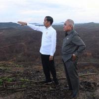 首都移転先を視察するジョコ大統領(左)=インドネシア東カリマンタン州で2019年12月17日、アンタラ通信・ロイター