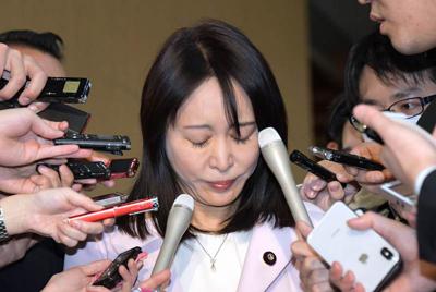 国会の委員会での発言などをについて安倍晋三首相から厳重注意を受けた後、記者団の質問に答えて問題の発言を撤回、謝罪する森雅子法相＝首相官邸で２０２０年３月１２日午後２時５２分、川田雅浩撮影