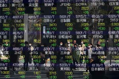 日経平均株価が１万９０００円を割り込み、ほとんどの銘柄が前日比で下落したことを示す株価ボード＝東京都中央区で２０２０年３月１２日午前１０時２７分、佐々木順一撮影