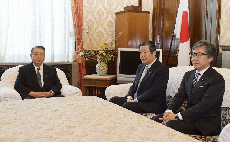 新型インフルエンザ等対策特別措置法改正案を審議する衆院本会議について協議する大島議長(左)、自民党の森山国対委員長(中央)、立憲民主党の安住国対委員長=国会内で12日午後、川田雅浩撮影