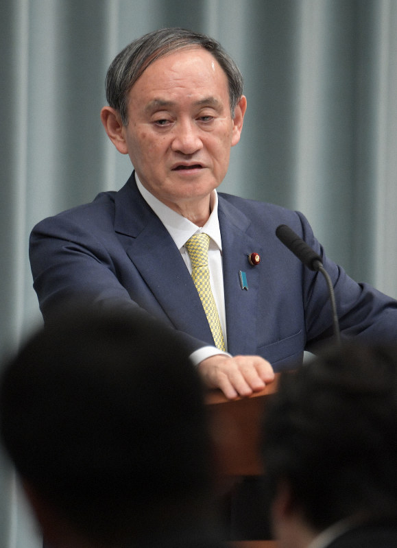 記者会見で国会審議紛糾の原因である森雅子法相の委員会答弁について質問に答える菅義偉官房長官=首相官邸で2020年3月12日午前11時21分、川田雅浩撮影