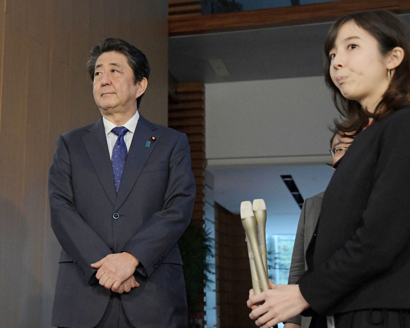 森雅子法相へ厳重注意をしたことについて話そうとして記者からの質問を待つ安倍晋三首相(左)=首相官邸で2020年3月12日午後4時33分、川田雅浩撮影