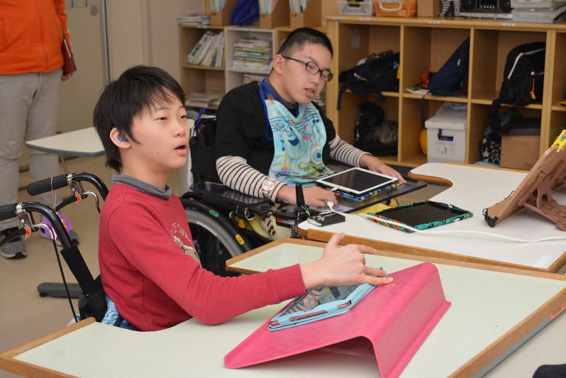 アイパッドを操作しながら授業を受ける中学部2年の生徒たち=高松市田村町の県立高松養護学校で、金志尚撮影