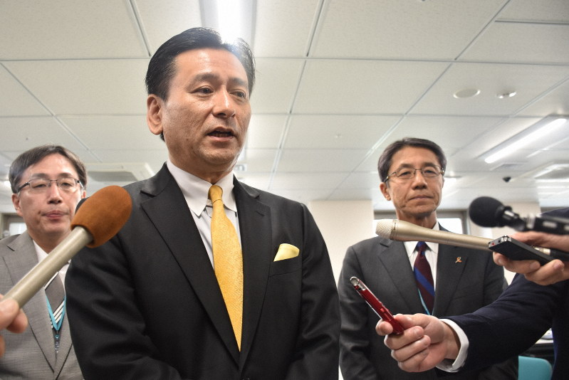 16日から県立学校を再開させる方針を示し、報道陣の取材に応じる山口知事=佐賀市で2020年3月11日、竹林静撮影
