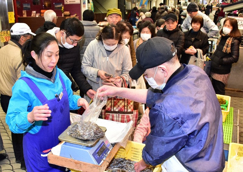 イカナゴのシンコ漁が終わり、長蛇の列ができた「魚の棚商店街」の鮮魚店=兵庫県明石市本町1で2020年3月6日、浜本年弘撮影