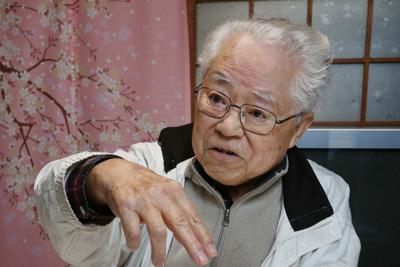 大阪大空襲の体験を語る竹村健一さん＝堺市西区で2020年3月9日、大西達也撮影