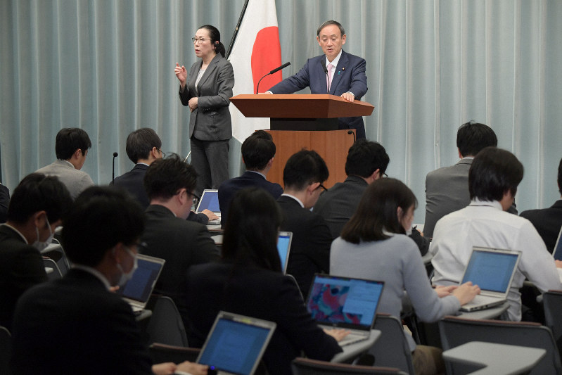 首相官邸で開かれている菅義偉官房長官の記者会見の風景。参加している記者は男性が多い=2020年3月6日、川田雅浩撮影