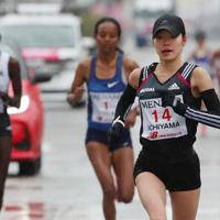 名古屋ウィメンズマラソンで後続を引き離して独走態勢を築く一山麻緒（手前右）＝名古屋市西区で2020年3月8日午前10時53分（代表撮影）