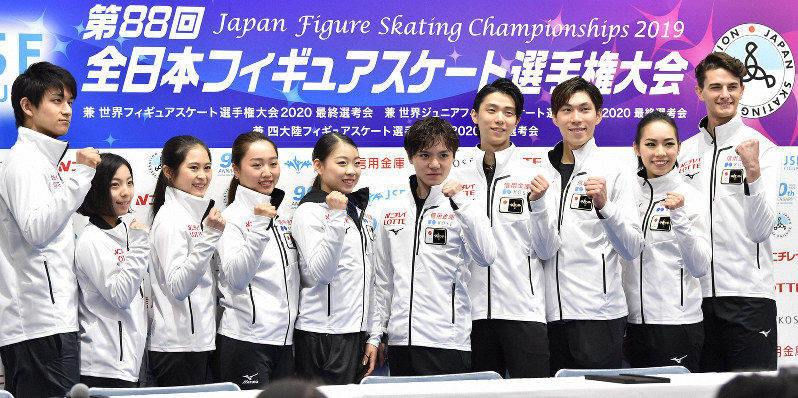 羽生結弦(右から4人目)をはじめ今回の世界選手権に出場予定だった選手たち。代表発表後の記者会見では意気込みを見せていた=東京・国立代々木競技場で2019年12月22日、竹内紀臣撮影