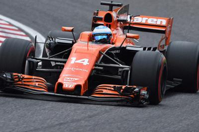 2017年のF1日本グランプリで走るマクラーレン・ホンダのマシン＝鈴鹿サーキットで2017年、木葉健二撮影