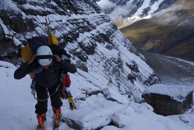 落石がひっきりなしにあるダウラギリ北壁をトラバースする=2019年9月29日、藤原章生撮影