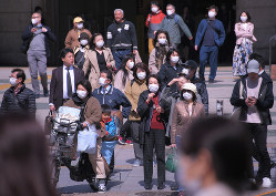 新型コロナウイルスの感染が拡大する中、マスク姿で街を歩く人たち＝東京都台東区のJR上野駅前で2020年3月12日午後0時3分、手塚耕一郎撮影