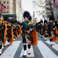 米ニューヨークのクオモ市長は１１日、毎年恒例の聖パトリックデーのパレードについて、新型コロナウイルス拡大を受け、今年は中止すると発表した。写真は昨年３月１６日のパレードでのＮＹ市警の隊列。（２０２０年　ロイター/Mike Segar）