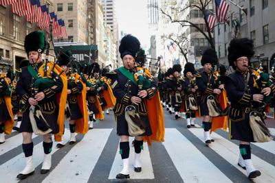 米ニューヨークのクオモ市長は１１日、毎年恒例の聖パトリックデーのパレードについて、新型コロナウイルス拡大を受け、今年は中止すると発表した。写真は昨年３月１６日のパレードでのＮＹ市警の隊列。（２０２０年　ロイター/Mike Segar）