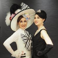 オードリー・ヘプバーンになりきってポーズを取る一戸都さん（左）と長女の蓉子さん＝東京都千代田区の「オプシス」大丸東京店で