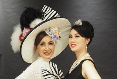 オードリー・ヘプバーンになりきってポーズを取る一戸都さん（左）と長女の蓉子さん＝東京都千代田区の「オプシス」大丸東京店で