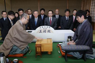 第６９期大阪王将杯王将戦七番勝負第５局で、初手を指す渡辺明王将（左）。右は挑戦者の広瀬章人八段＝大阪市中央区のＫＫＲホテル大阪で５日午前９時、大西達也撮影