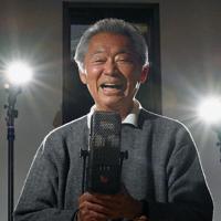 古巣の文化放送から贈られたスタンドマイクを手に「深夜放送やってたころが懐かしいねえ」=東京都港区で2020年3月2日、北山夏帆撮影