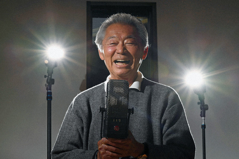 古巣の文化放送から贈られたスタンドマイクを手に「深夜放送やってたころが懐かしいねえ」=東京都港区で2020年3月2日、北山夏帆撮影